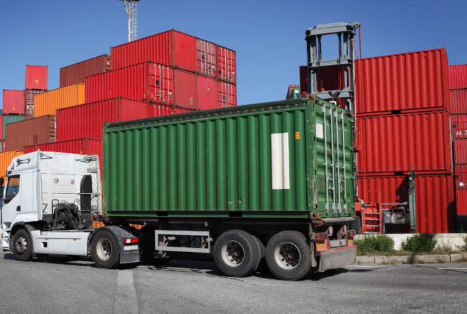 Cận cảnh thùng container 20 feet khô kín nước không rỉ sét với phần sàn gỗ phẳng sạch sẽ rất thích hợp để vận chuyển các kiện hàng máy móc và hóa chất đóng bao an toàn Thung-container-20-feet-chuyen-cho-hang-nang-gon