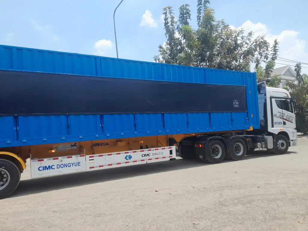 Vận chuyển bằng cont 40 feet giúp doanh nghiệp chở khối lượng hàng hóa lớn hơn, tối ưu chi phí logistics đường dài và dễ dàng giám sát hành trình qua hệ thống định vị GPS. Cho-thue-xe-dau-keo-cont-40-feet-cho-hang-hoa-duong-dai