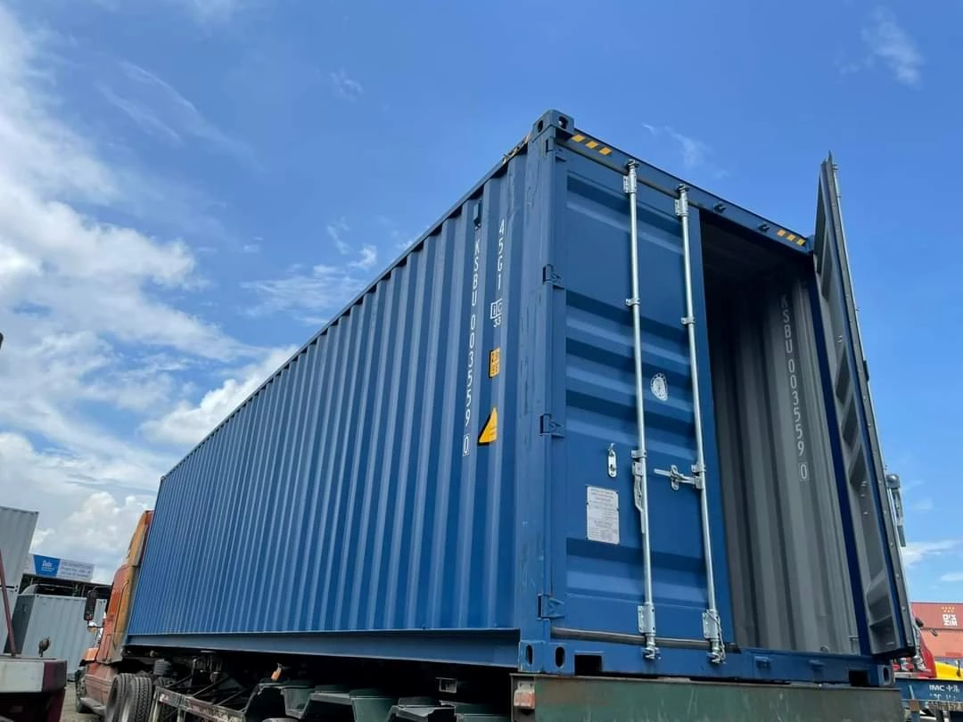 Xe đầu kéo container 40 HC chở hàng dệt may chạy chuyên tuyến Bắc Nam, gắn thiết bị định vị GPS hỗ trợ chủ hàng theo dõi vị trí xe chạy trực tuyến 24/7. Xe-container-40-HC-van-chuyen-nguyen-phu-lieu-det-may-di-cac-tinh