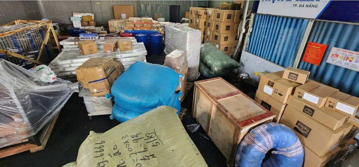 Dịch vụ xe tải 8 tấn đáp ứng nhu cầu vận chuyển vật tư xây dựng, nội thất, thiết bị văn phòng và hàng hóa kinh doanh đến nhiều địa điểm tại Đà Nẵng và khu vực lân cận. van-chuyen-hang-hoa-cho-cong-trinh-cua-hang-van-phong