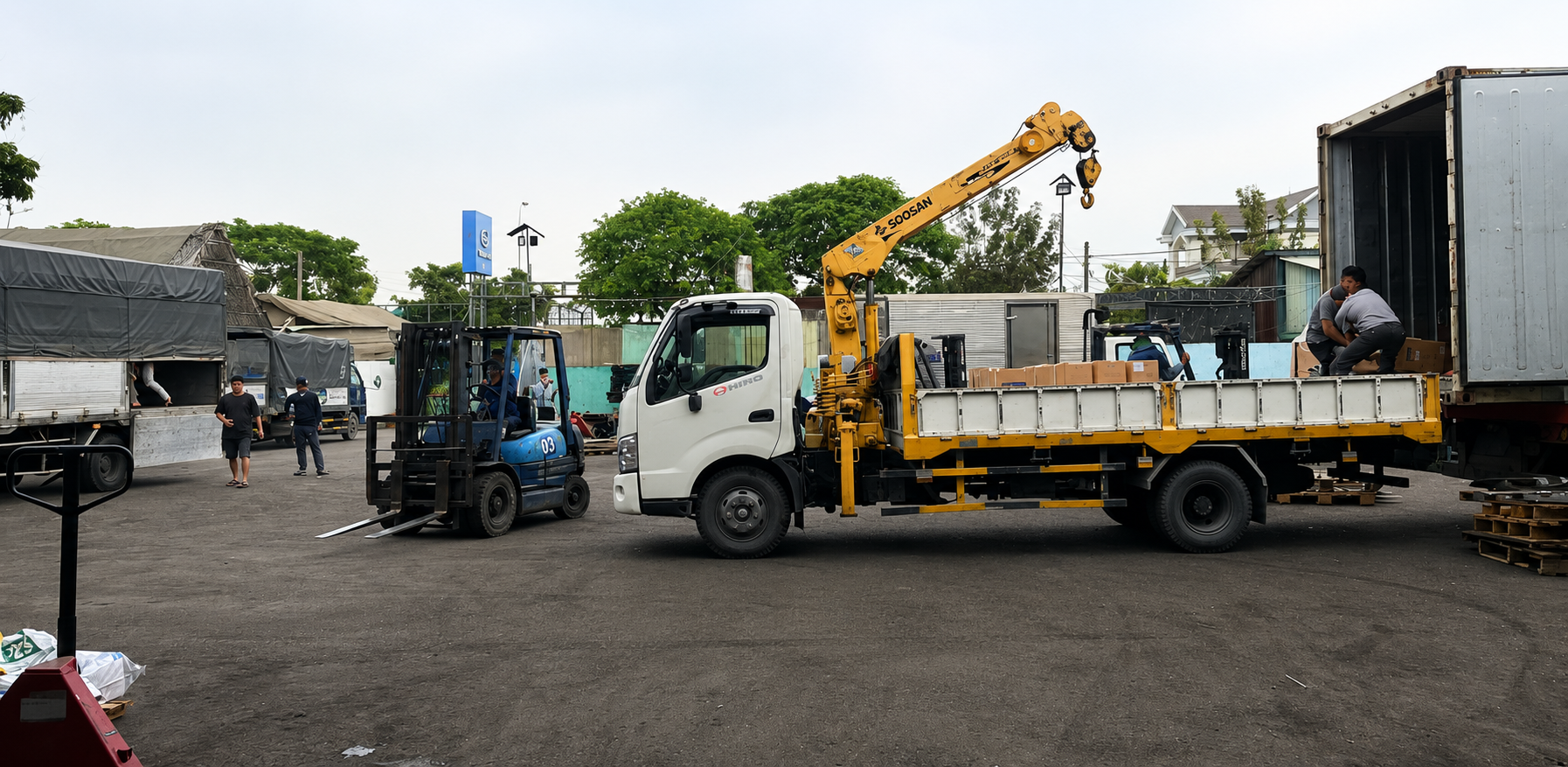 Dịch vụ xe tải 8 tấn hỗ trợ giao hàng tận nơi đến nhà máy, kho hàng, trung tâm mua sắm và các điểm phân phối tại Đà Nẵng, giúp việc vận chuyển thuận tiện và tiết kiệm thời gian hơn. giao-hang-tan-noi-den-khu-cong-nghiep-kho-bai-va-cac-diem-kinh-doanh-tai-da-nang