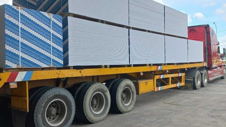 Moóc sàn chuyên dụng đáp ứng vận chuyển hàng kết cấu, thép, tôn cuộn và hàng quá khổ chiều ngang với phương án chằng buộc chắc chắn, an toàn. mooc-san-chuyen-van-chuyen-hang-ket-cau-thep-ton-cuon