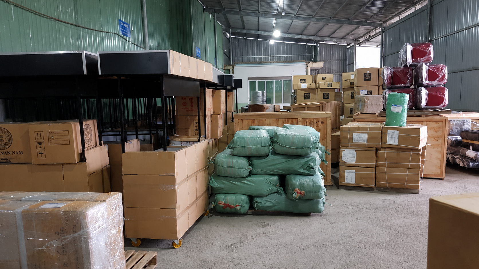 Xe tải 8 tấn nhận chở bàn ghế, nội thất, thiết bị văn phòng, máy móc, vật tư kỹ thuật và nhiều loại hàng hóa khác đến công ty, cửa hàng, khách sạn và kho hàng tại Đà Nẵng. van-chuyen-noi-that-thiet-bi-van-phong-va-hang-phuc-vu-san-xuat-kinh-doanh