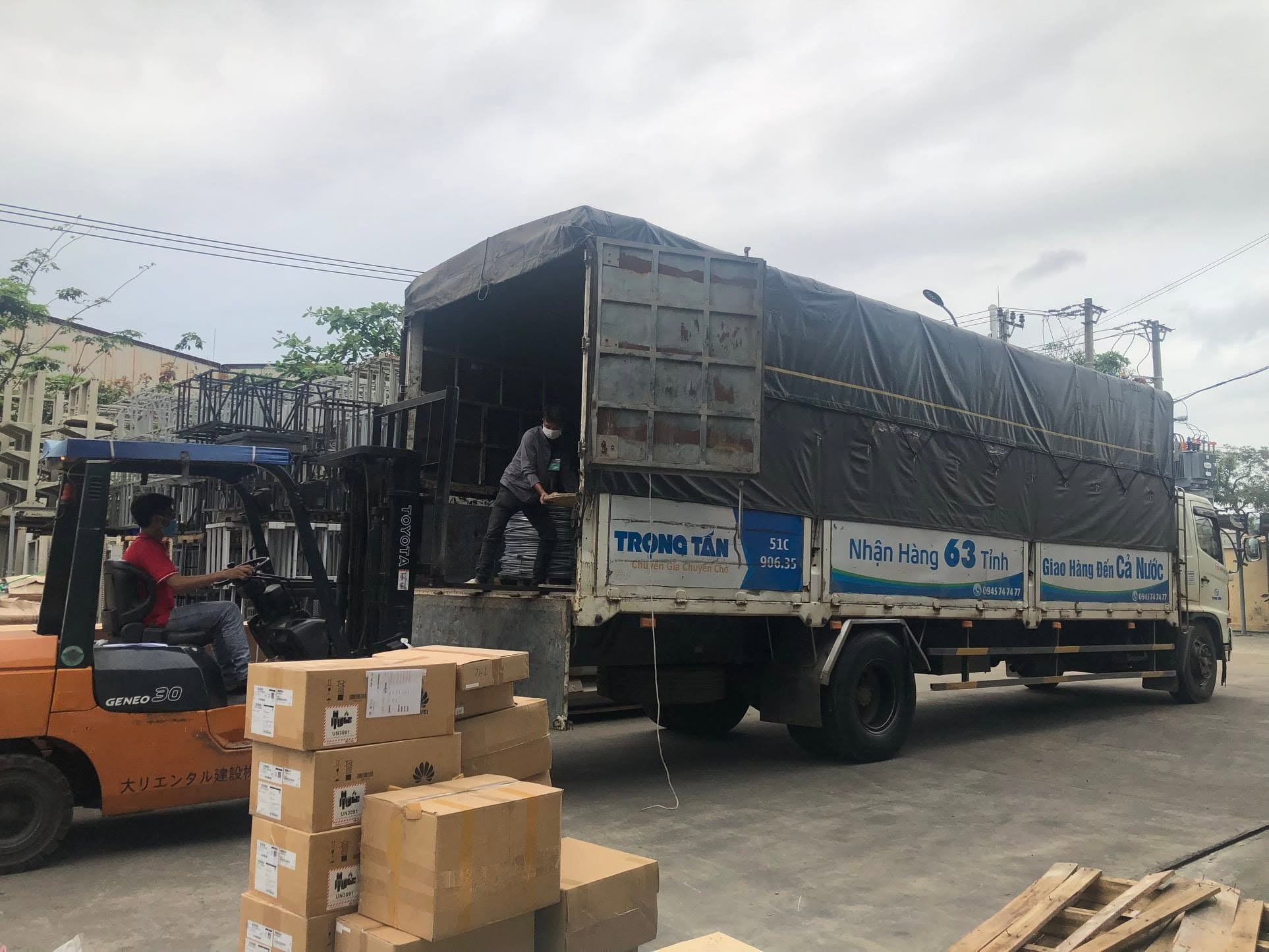 Chi phí vận chuyển được tính linh hoạt theo loại hàng, địa điểm giao nhận, quãng đường và các dịch vụ hỗ trợ như bốc xếp, xe nâng, xe cẩu hoặc lưu kho. chi-phi-van-chuyen-linh-hoat-theo-hang-hoa-quang-duong-va-dich-vu-di-kem
