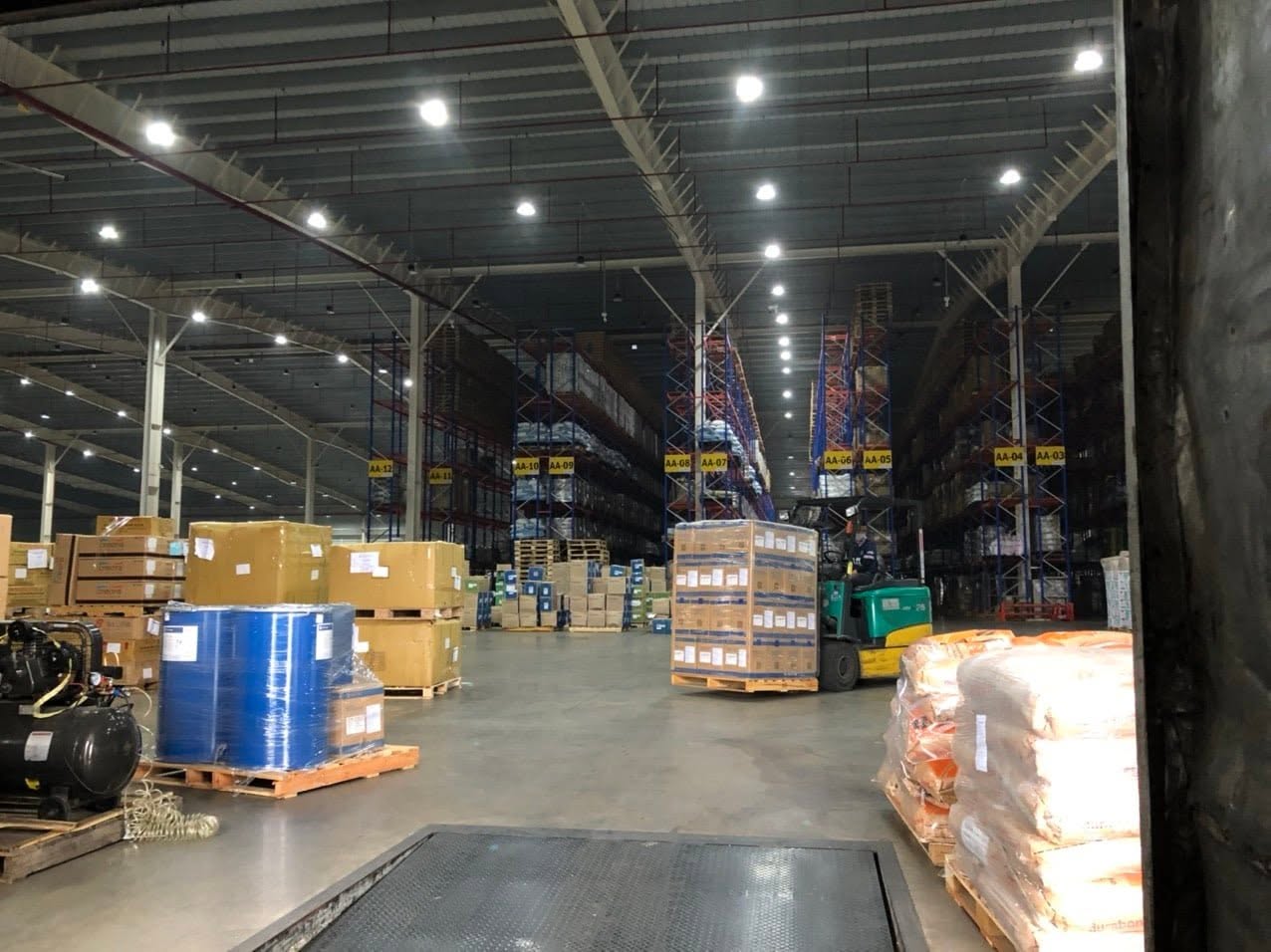 Nhận vận chuyển hàng tiêu dùng, máy móc, vật tư sản xuất, nội thất, vật liệu xây dựng và nhiều loại hàng hóa khác, đảm bảo chằng buộc an toàn và giao đúng hẹn. nhan-van-chuyen-da-dang-hang-hoa-tieu-dung-san-xuat-xay-dung