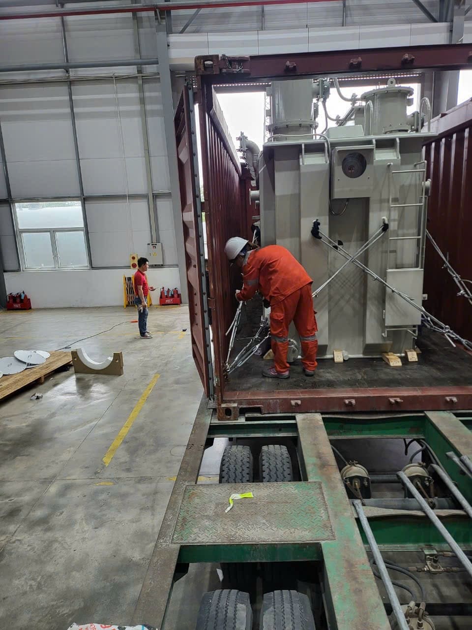 Hàng hóa được chằng buộc chắc chắn trên xe đầu kéo công suất lớn, kết hợp hệ thống phanh hiệu quả giúp vận chuyển an toàn qua nhiều địa hình phức tạp. chang-buoc-hang-hoa-chac-chan-bang-xe-dau-keo