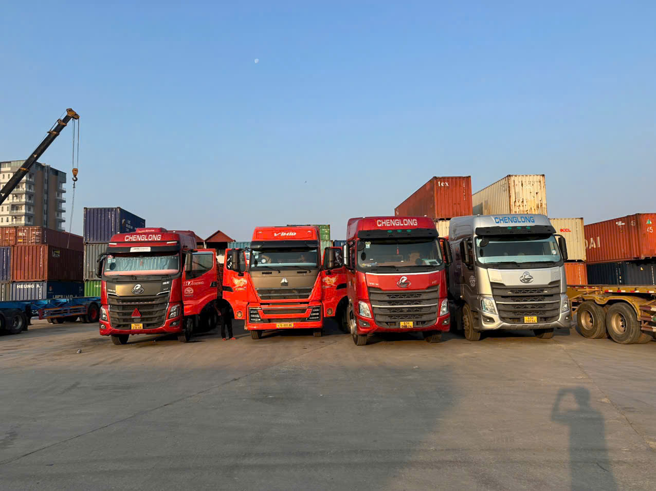 van-chuyen-hang-cong-nghiep-bang-xe-dau-keo-30-tan