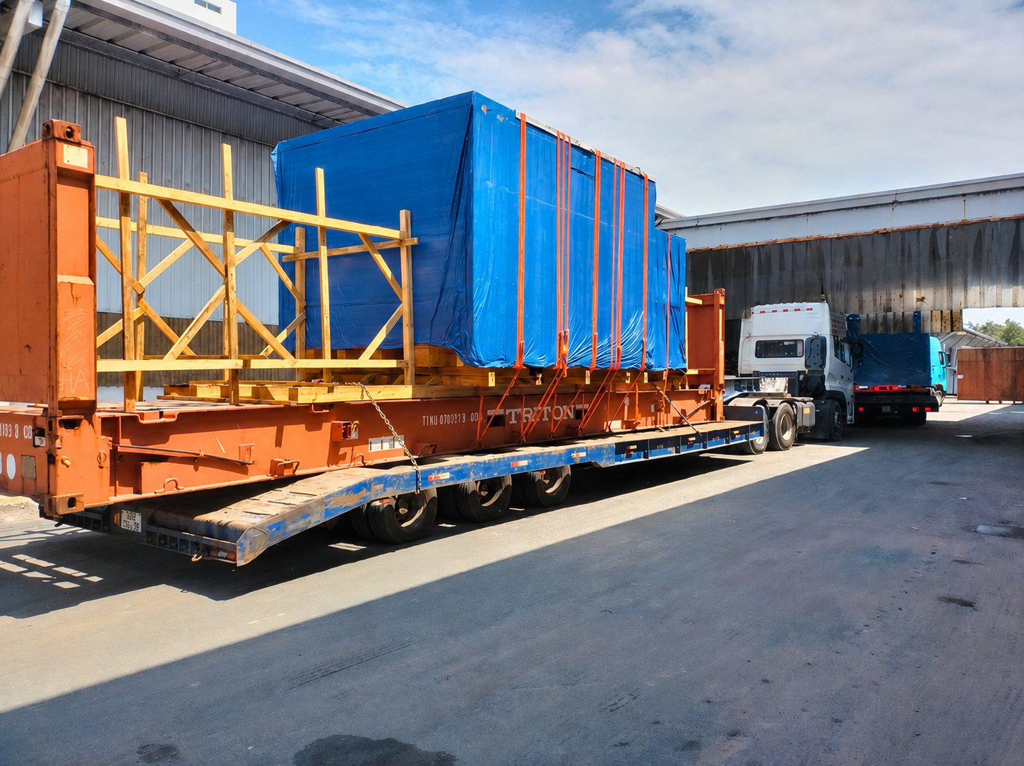 Xe đầu kéo sử dụng moóc sàn, moóc xương và moóc lùn để vận chuyển máy móc, container, kết cấu thép và thiết bị quá khổ da-dang-mooc-chuyen-dung-van-chuyen-hang-cong-nghiep-container-va-thiet-bi-qua-kho