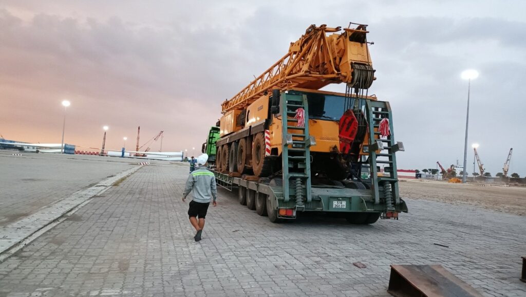 Xe đầu kéo chuyên vận chuyển container, máy móc, thiết bị công trình, sắt thép, vật liệu xây dựng và hàng công nghiệp xe-dau-keo-van-chuyen-container-may-moc-vat-lieu-xay-dung-hang-cong-nghiep