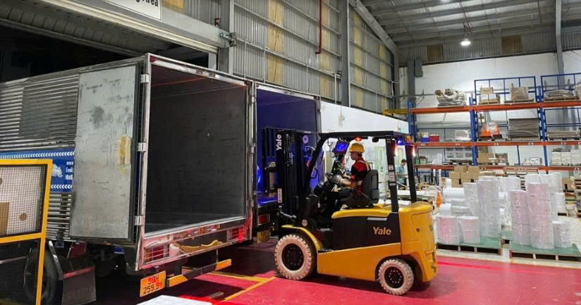 Xe đầu kéo nhận hàng tận nơi tại nhà máy và khu công nghiệp, hỗ trợ bốc xếp nhanh, vận chuyển container, máy móc, nguyên vật liệu và hàng công nghiệp an toàn trên toàn quốc. xe-nhan-hang-tan-noi-tai-nha-may-khu-cong-nghiep