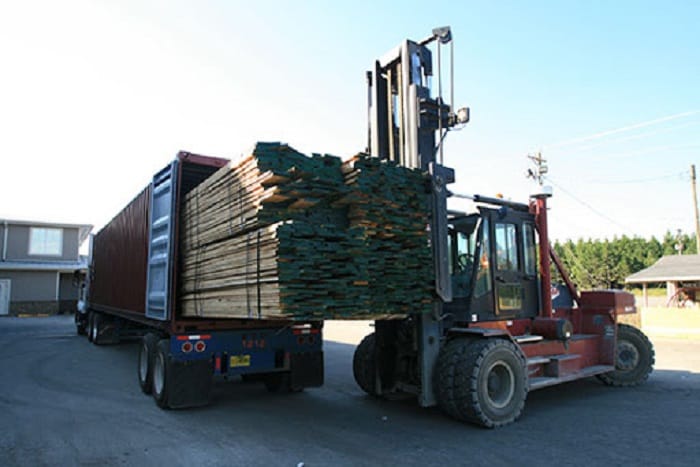 Quy trình vận chuyển hàng gỗ đi Bình Phước được chèn lót cẩn thận trên container, giúp bảo vệ chất lượng sản phẩm và đảm bảo tiến độ giao nhận nhanh chóng, an toàn Van-chuyen-hang-go-di-Binh-Phuoc-bang-xe-dau-keo-container