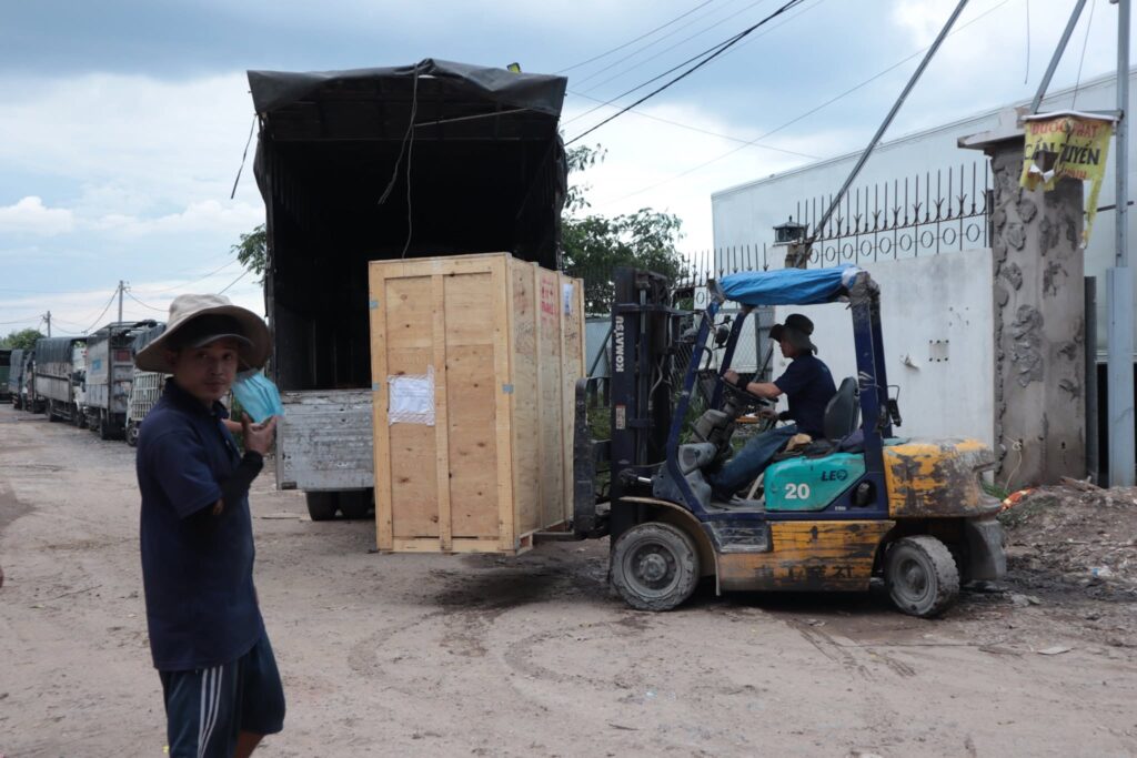 Đội ngũ bốc xếp thực hiện đóng gói, sắp xếp hàng hóa khoa học lên xe tải 15 tấn, hỗ trợ vận chuyển từ Tây Ninh đến Hà Nội an toàn và đúng lịch. doi-ngu-dong-goi-xep-hang-chuyen-nghiep-truoc-khi-giao-hang-den-ha-noi