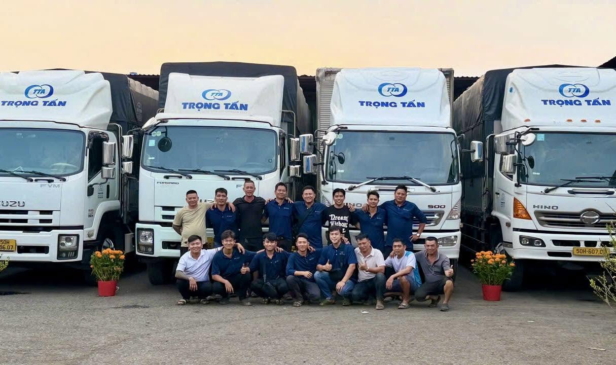 Đội ngũ tài xế xe container chuyên tuyến miền Tây giàu kinh nghiệm thông thuộc đường xá cam kết vận chuyển hàng hóa an toàn đúng giờ tận tâm phục vụ mọi quý khách hàng. doi-ngu-tai-xe-xe-container-chuyen-tuyen-mien-tay-giau-kinh-nghiem