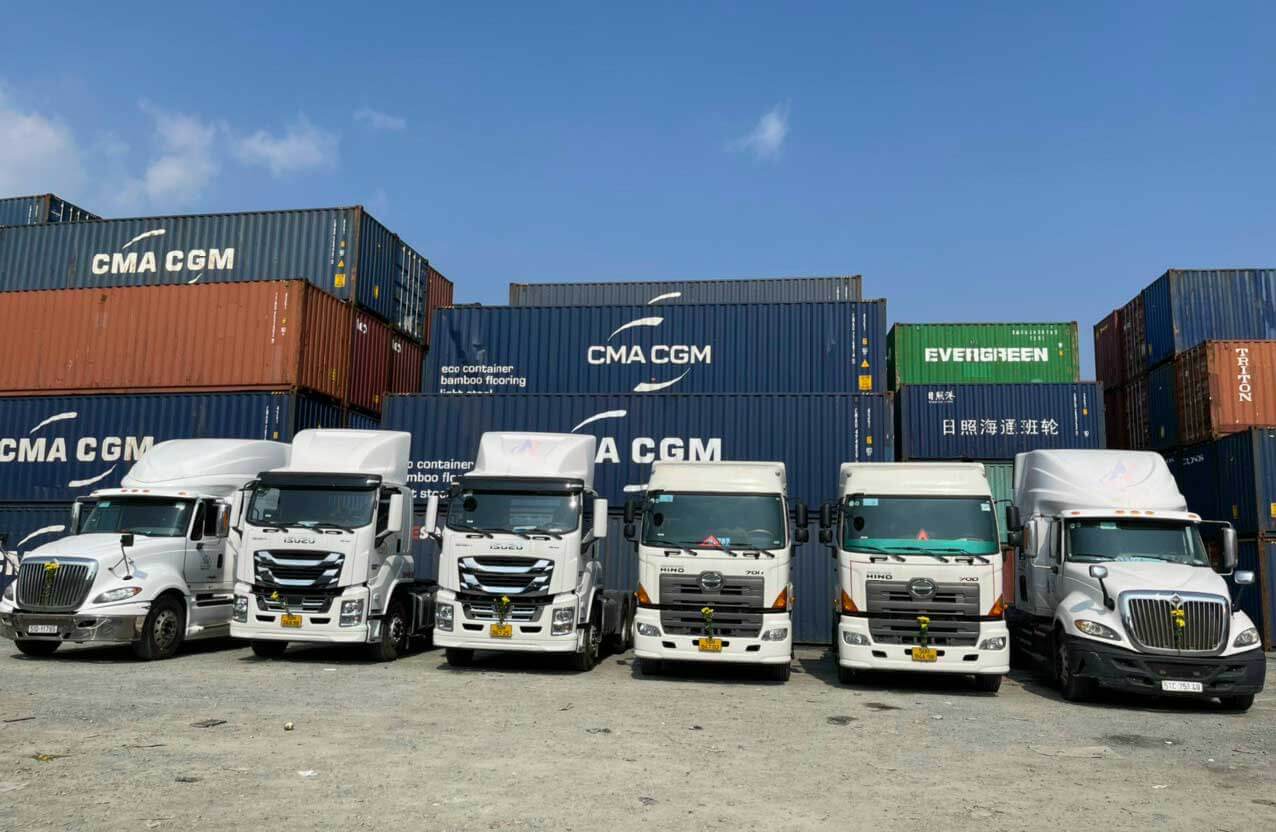 Hình ảnh dàn xe đầu kéo đời mới đa dạng chủng loại từ các hãng uy tín đang tập kết tại bãi sẵn sàng phục vụ nhu cầu vận chuyển hàng hóa đường dài của doanh nghiệp Dan-xe-dau-keo-doi-moi-da-dang-chung-loai-tai-bai-tap-ket