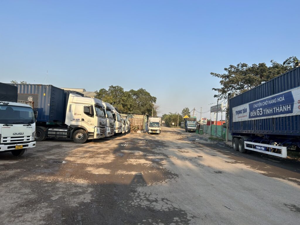 Xe container 40 feet chuyên chở hàng hóa số lượng lớn, thùng dài rộng, vận chuyển Bắc Nam, phù hợp hàng nặng, đảm bảo an toàn, giao nhận nhanh, tiết kiệm chi phí Xe-container-40-feet-cho-hang-nang-van-chuyen-Bac-Nan-an-toan