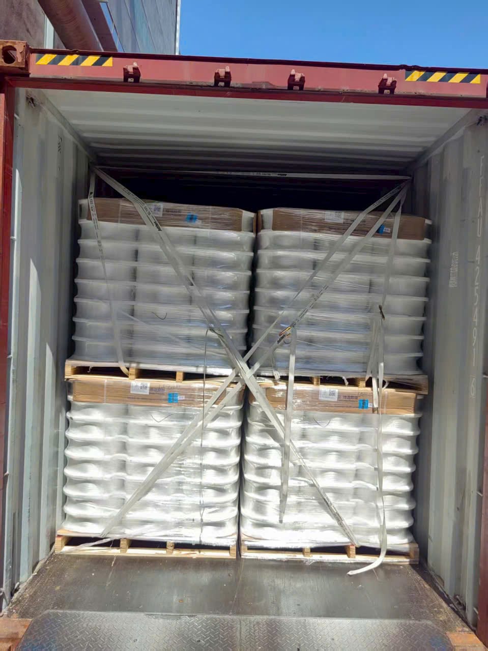 Hàng hóa được gia cố chèn buộc chắc chắn giúp hạn chế tối đa rủi ro đổ vỡ, dịch chuyển trong thùng container, mang lại sự an tâm tuyệt đối cho chủ hàng suốt chuyến đi. Hang-hoa-duoc-gia-co-chen-buoc-chac-chan-trong-thung-container