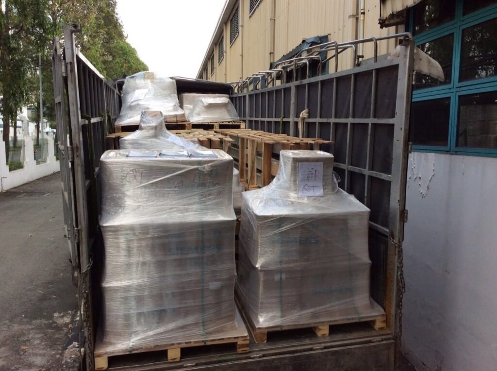 Quy trình đóng gói hàng hóa chuyên nghiệp với pallet gỗ, màng PE và dây đai giúp bảo vệ hàng an toàn trước khi vận chuyển từ Đồng Nai đi Quảng Ngãi. dong-goi-hang-hoa-chuyen-nghiep-truoc-khi-van-chuyen-dong-nai-di-quang-ngai