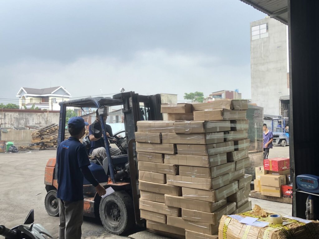 Hàng hóa được đóng gói cẩn thận bằng thùng carton, pallet, màng PE và dây đai trước khi vận chuyển từ Tây Ninh đi Bắc Ninh, đảm bảo nguyên vẹn khi giao nhận. dong-goi-hang-hoa-can-than-truoc-van-chuyen-di-bac-ninh-giam-hu-hong-hieu-qua