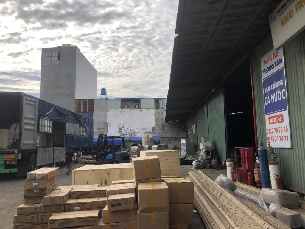 Hàng hóa được đóng gói chắc chắn bằng thùng carton, pallet, màng PE, dây đai và vật liệu chèn lót trước khi vận chuyển từ Tây Ninh đi Hưng Yên. dong-goi-hang-hoa-chac-chan-truoc-khi-van-chuyen-tay-ninh-di-hung-yen