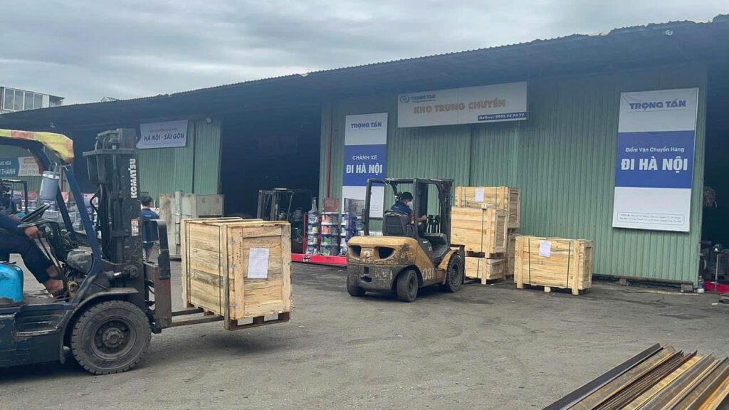 Hàng hóa được đóng gói đúng kỹ thuật bằng pallet, màng PE, dây đai và vật liệu bảo vệ trước khi vận chuyển từ Tây Ninh đi Thái Nguyên, giảm va đập và trầy xước. dong-goi-hang-hoa-dung-ky-thuat-truoc-van-chuyen-di-thai-nguyen-han-che-hu-hong