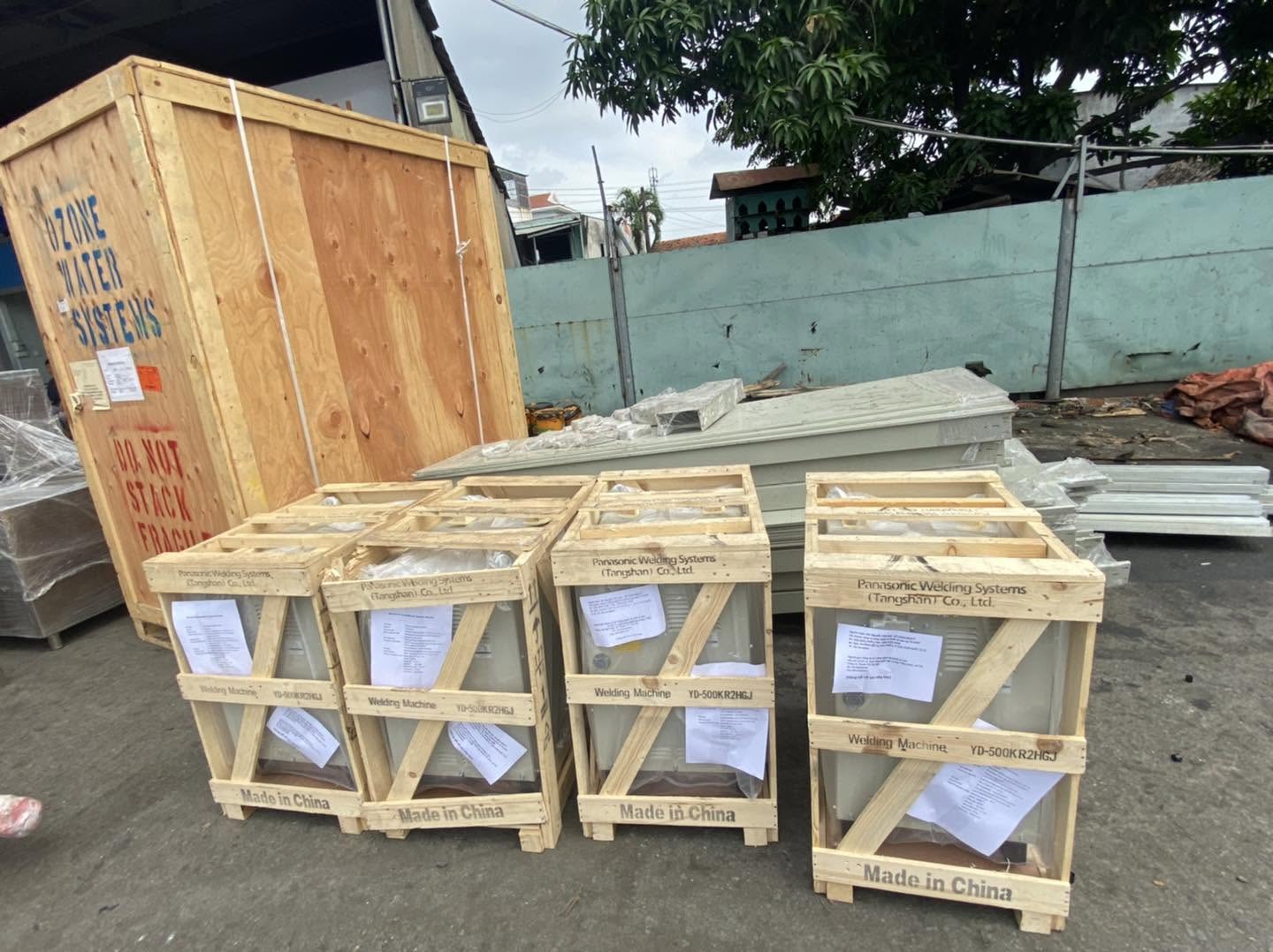 Dịch vụ vận chuyển hàng linh kiện điện tử được đóng thùng gỗ an toàn, chống va đập. Đội xe tải, xe container chuyên nghiệp đảm bảo giao hàng chính xác, không hư hỏng Van-chuyen-hang-linh-kien-dien-tu-duoc-dong-thung-go-an-toan-chuyen-nghiep