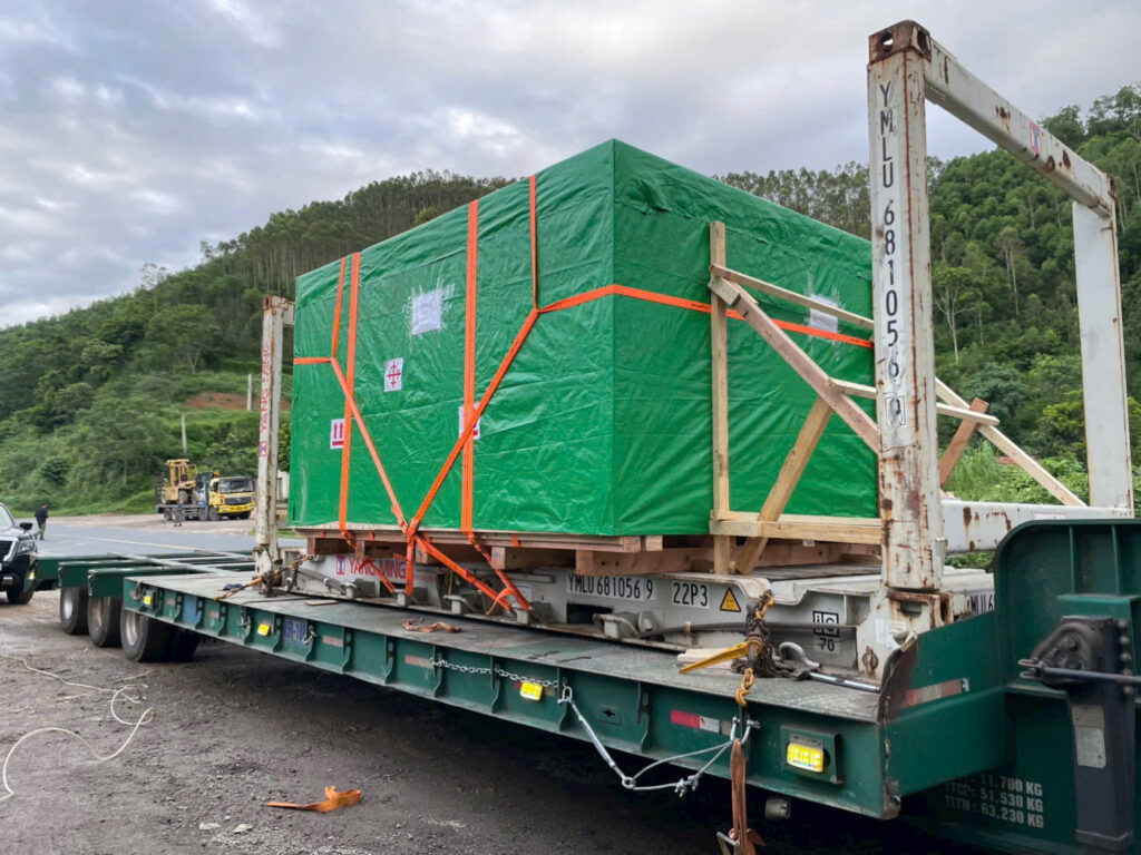 Thực hiện gia cố, chằng buộc và cố định hàng hóa bằng dây đai, xích, tăng đơ đúng kỹ thuật trước khi vận chuyển từ Tây Ninh đi Lạng Sơn, hạn chế xê dịch và va đập. gia-co-chang-buoc-co-dinh-hang-hoa-truoc-van-chuyen-di-lang-son-chac-chan