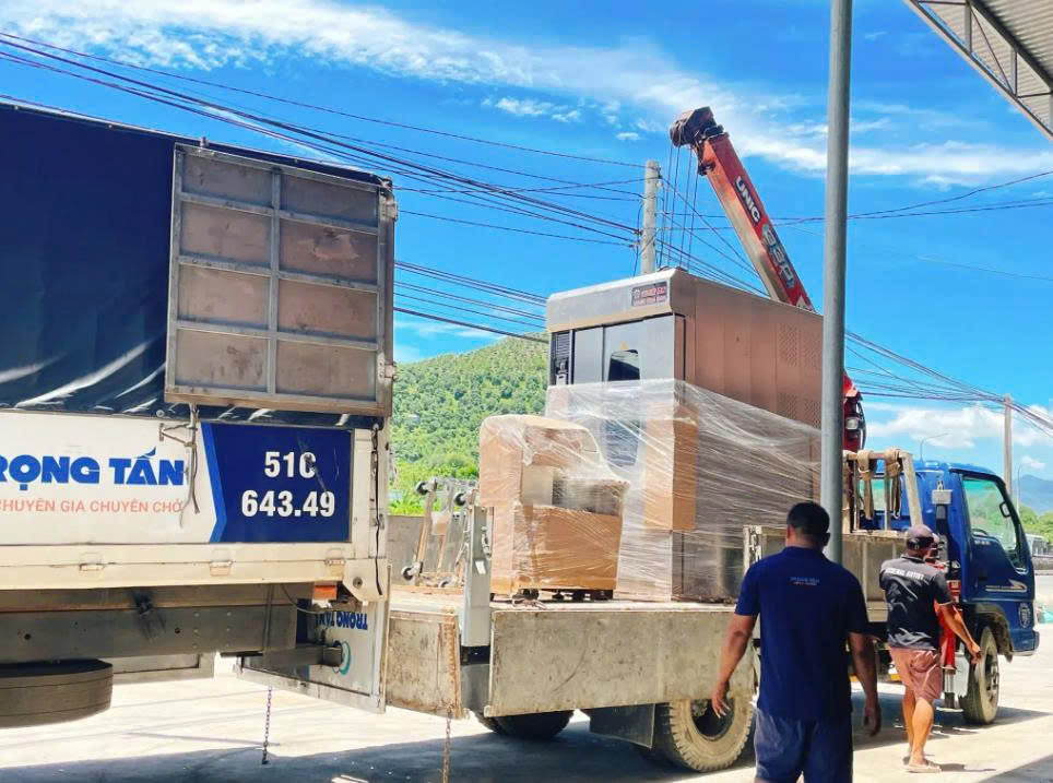 Đa dạng xe thùng kín, xe thùng bạt cùng xe nâng, xe cẩu hỗ trợ bốc xếp, đáp ứng nhiều loại hàng hóa, đảm bảo vận chuyển an toàn và đúng tiến độ. a-dang-phuong-tien-ho-tro-nang-ha-van-chuyen-an-toan-moi-loai-hang-hoa