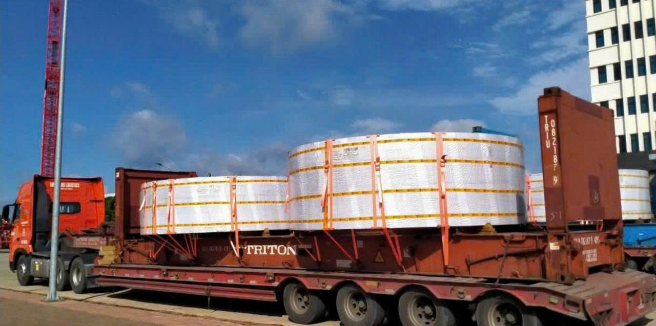 Xe đầu kéo sử dụng nhiều loại moóc để vận chuyển hàng công nghiệp, container, thiết bị cơ giới và hàng siêu trường, đáp ứng đa dạng nhu cầu vận chuyển trên toàn quốc. mooc-chuyen-dung-dap-ung-van-chuyen-hang-cong-nghiep-container-va-thiet-bi-qua-kho