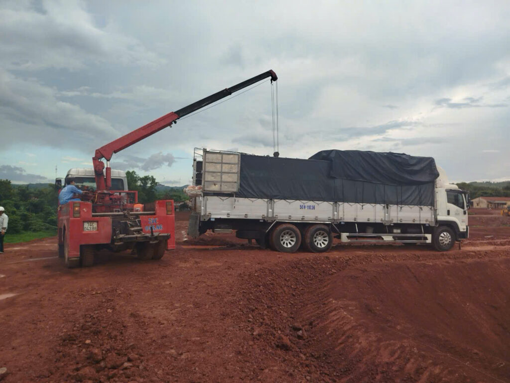 Xe tải 15 tấn giao thiết bị công nghiệp đến công trình tại Đắk Nông kết hợp xe cẩu bốc dỡ hàng hóa đúng kỹ thuật đảm bảo an toàn và đúng tiến độ xe-tai-15-tan-giao-thiet-bi-cong-nghiep-tai-cong-trinh-dak-nong-an-toan-chuyen-nghiep