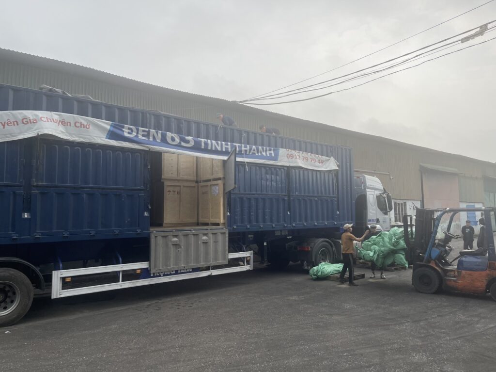 Dịch vụ vận tải giao hàng tại khu công nghiệp Nhơn Trạch Đồng Nai bằng xe đầu kéo container chuyên nghiệp, đảm bảo an toàn hàng hóa và giao nhận đúng tiến độ cho doanh nghiệp. Cho -thue-xe-dau-keo-container-cho-hang-di-KCN-Nhon-Trach