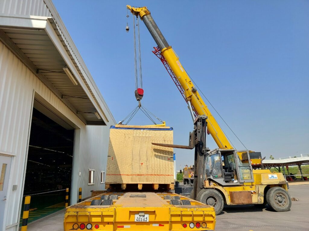 Cẩu và xe nâng phối hợp giao thiết bị công nghiệp, máy móc sản xuất đến khu công nghiệp tại Quảng Ninh, đảm bảo bốc dỡ an toàn và bàn giao đúng thời gian. giao-hang-thiet-bi-cong-nghiep-den-khu-cong-nghiep-quang-ninh-an-toan-dung-tien-do