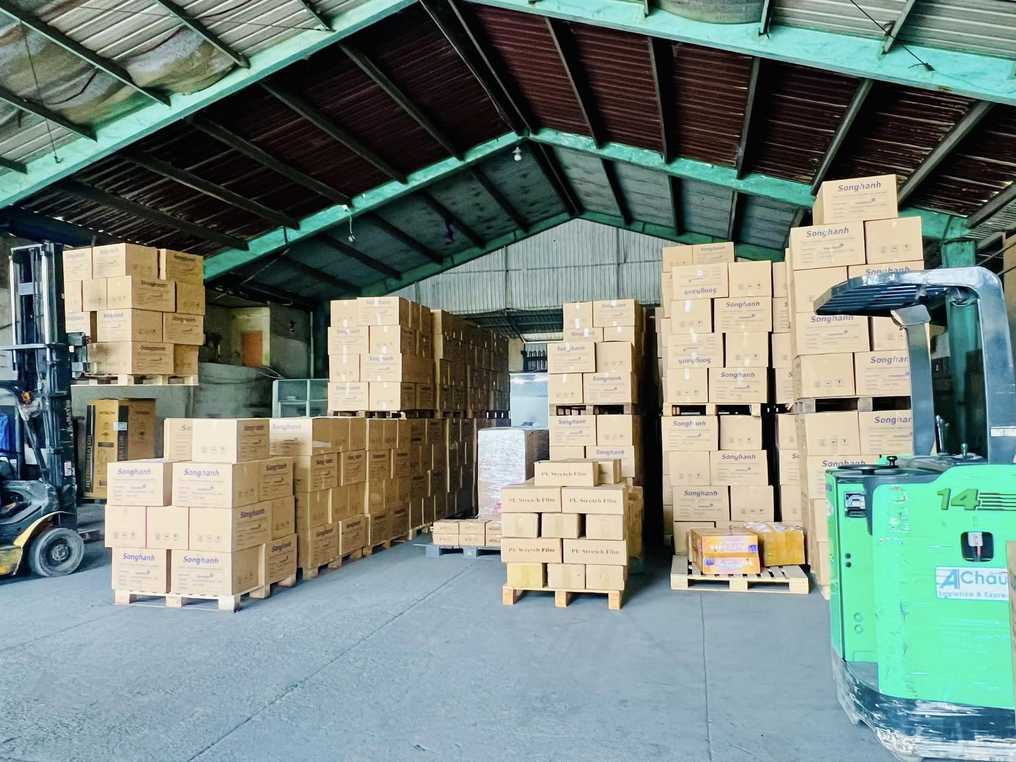 Việc đóng gói đúng quy cách, ghi nhãn đầy đủ và kiểm tra hàng trước khi bàn giao giúp xe tải 8 tấn vận chuyển an toàn, đúng số lượng và đúng địa chỉ nhận. quy-trinh-dong-goi-va-kiem-tra-hang-hoa-giup-bao-dam-chat-luong-trong-suot-hanh-trinh