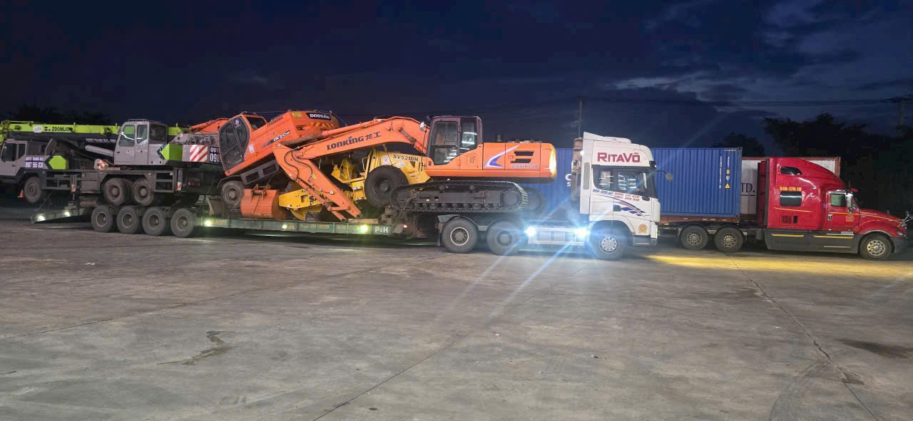 Dịch vụ cho thuê moóc sàn chuyên chở xe cơ giới, máy công trình và thiết bị có tải trọng lớn, đảm bảo an toàn, chằng buộc chắc chắn và giao nhận đúng tiến độ. cho-thue-mooc-san-cho-xe-co-gioi