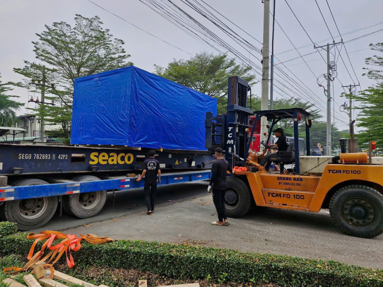 Xe đầu kéo kết hợp moóc lùn chuyên vận chuyển thiết bị công nghiệp quá khổ, máy móc hạng nặng và hàng siêu trường, đảm bảo an toàn trong suốt hành trình. xe-mooc-lun-van-chuyen-thiet-bi-cong-nghiep-qua