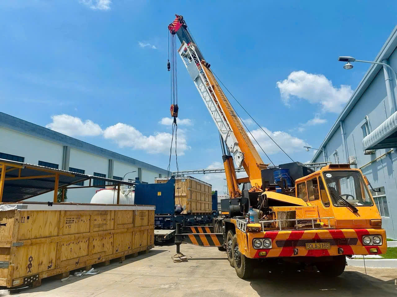 Nhận hàng tại nhà máy, kho bãi, cảng và khu công nghiệp, vận chuyển nhiều loại hàng hóa, giao nhận tận nơi nhanh chóng, an toàn. van-chuyen-hang-cong-nghiep-giao-nhan-tan-noi-moi-ngay