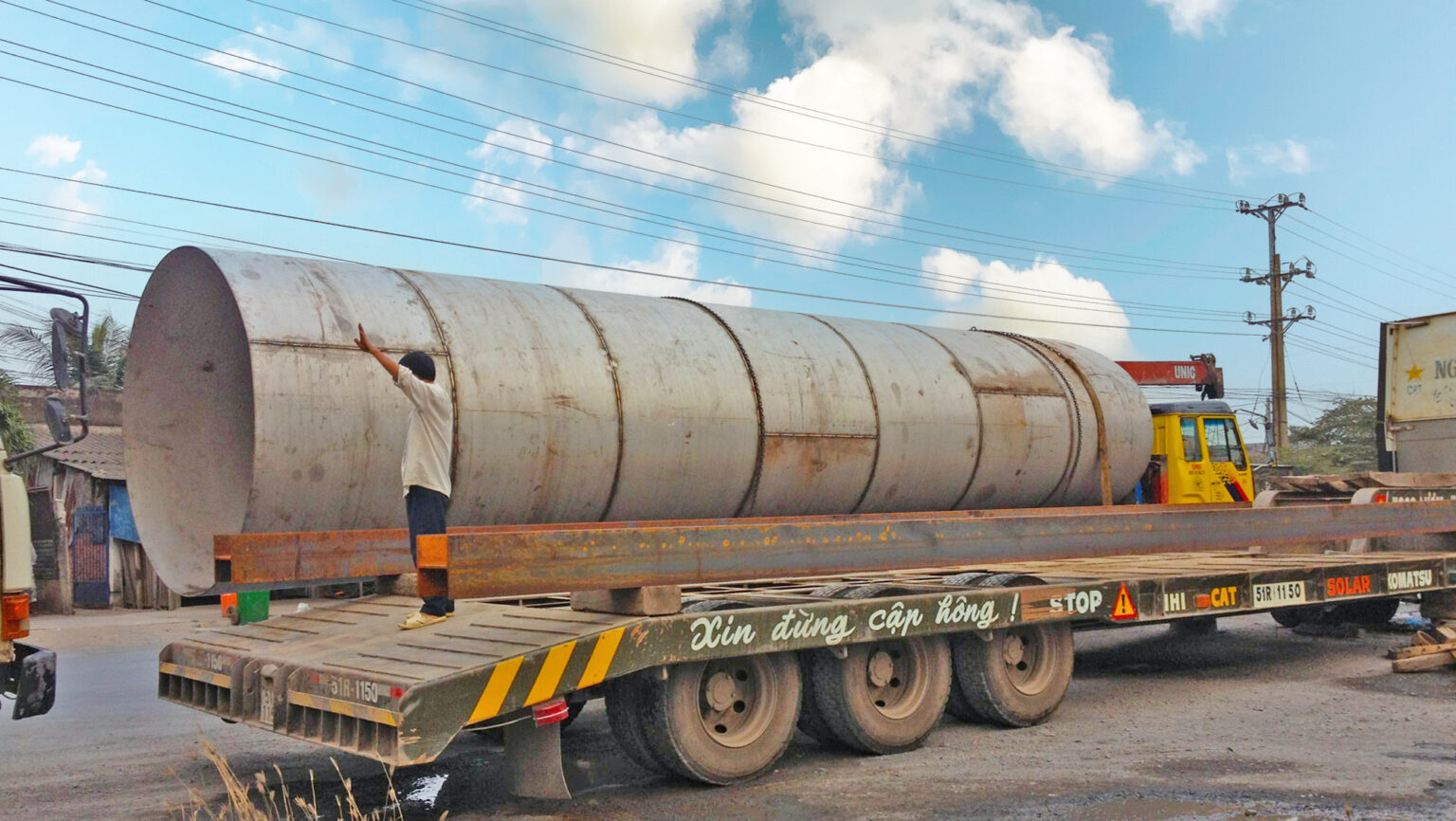 Xe đầu kéo nhận vận chuyển container, máy móc công nghiệp, kết cấu thép, vật liệu xây dựng và hàng siêu trường, chằng buộc chắc chắn, đảm bảo an toàn trong suốt hành trình. xe-dau-keo-van-chuyen-container-may-moc-hang-sieu-truong