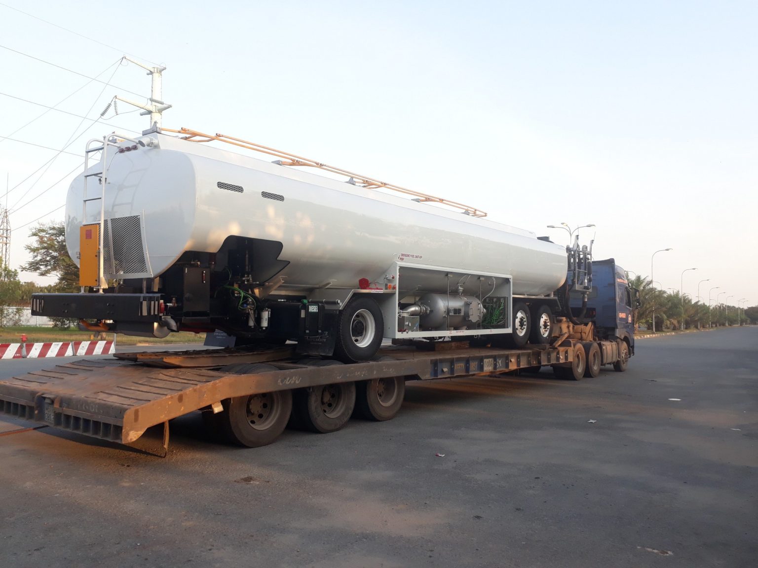 Rơ-moóc chuyên dụng vận chuyển hàng siêu trường, siêu trọng như máy công trình, kết cấu thép, thiết bị công nghiệp với khả năng chịu tải cao và chằng buộc an toàn. ro-mooc-chuyen-dung-van-chuyen-hang-sieu-truong-sieu-trong-an-toan