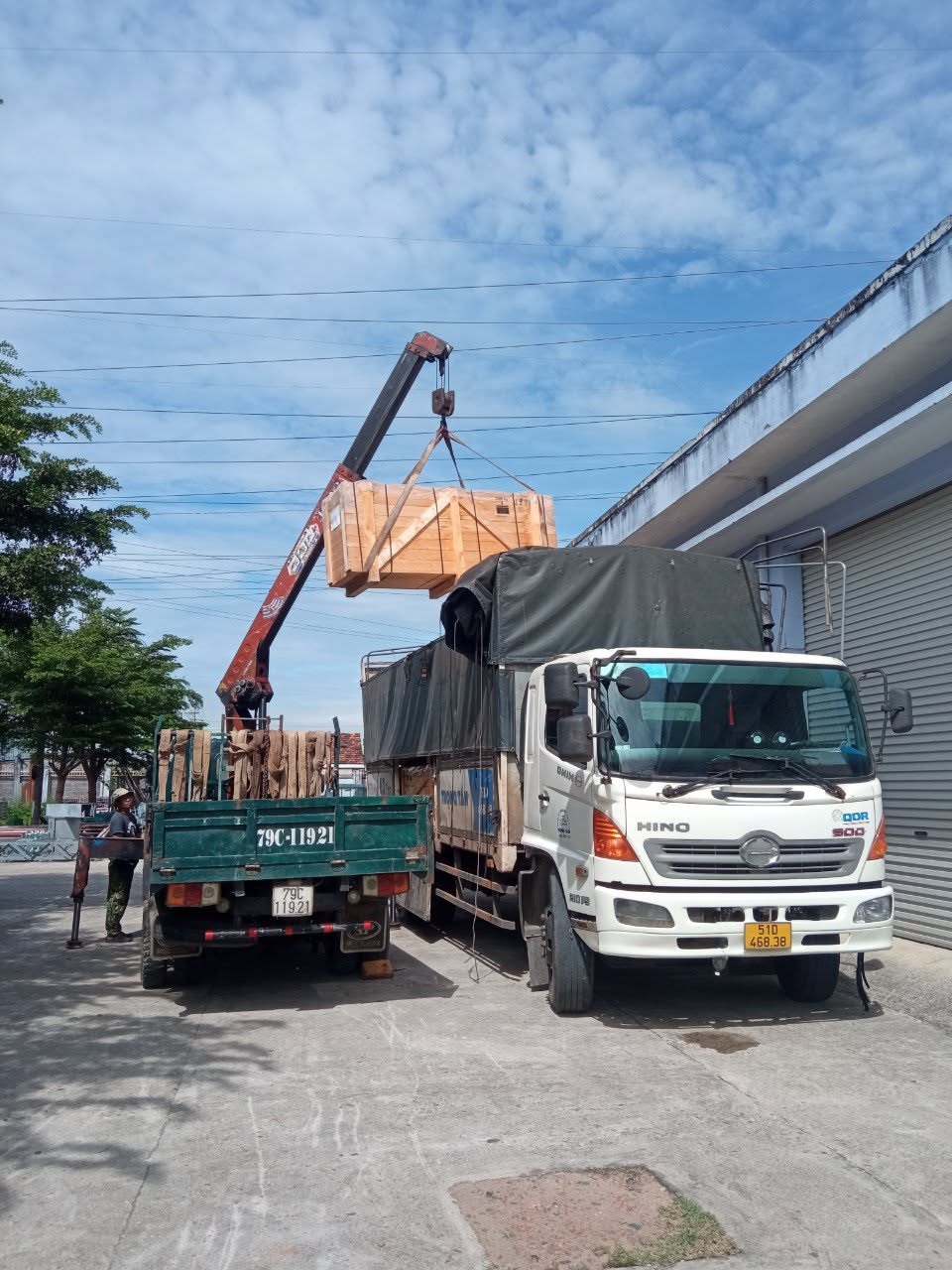 Xe tải 8 tấn hỗ trợ bốc dỡ bằng xe nâng, giao hàng đến nhiều điểm trong cùng chuyến và giúp doanh nghiệp giảm thời gian lưu kho, tối ưu chi phí vận chuyển. xe-tai-8-tan-toi-uu-giao-nhan-hang-hoa-tai-kho-nha-may-va-nhieu-diem-giao