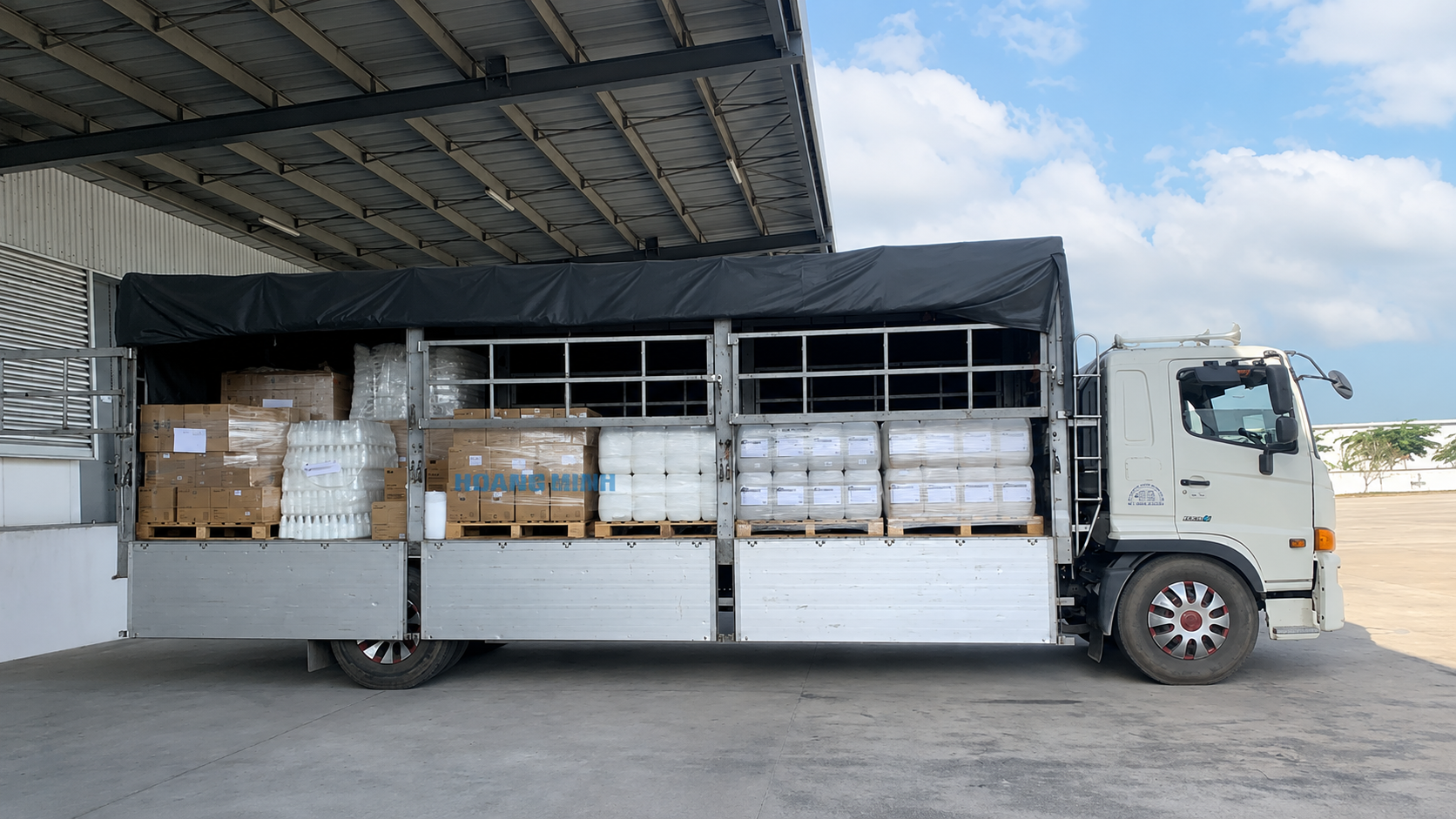 Từ bao bì, giấy cuộn, hạt nhựa đến thiết bị điện và vật liệu xây dựng, xe tải 8 tấn mang đến giải pháp vận chuyển linh hoạt, an toàn và tiết kiệm chi phí. xe-tai-8-tan-dap-ung-da-dang-nhu-cau-van-chuyen-hang-cong-nghiep-va-dan-dung