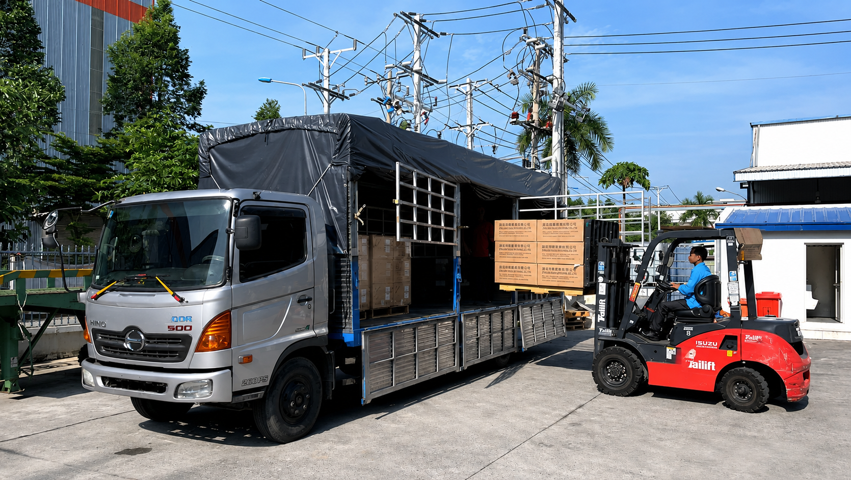 Hàng hóa được đóng gói chắc chắn, phân loại theo từng nhóm và kiểm tra số lượng trước khi giao nhận, giúp xe tải 8 tấn vận chuyển an toàn, hạn chế hư hỏng và thất lạc. dong-goi-va-kiem-tra-hang-hoa-can-than-truoc-khi-van-chuyen-bang-xe-tai-8-tan