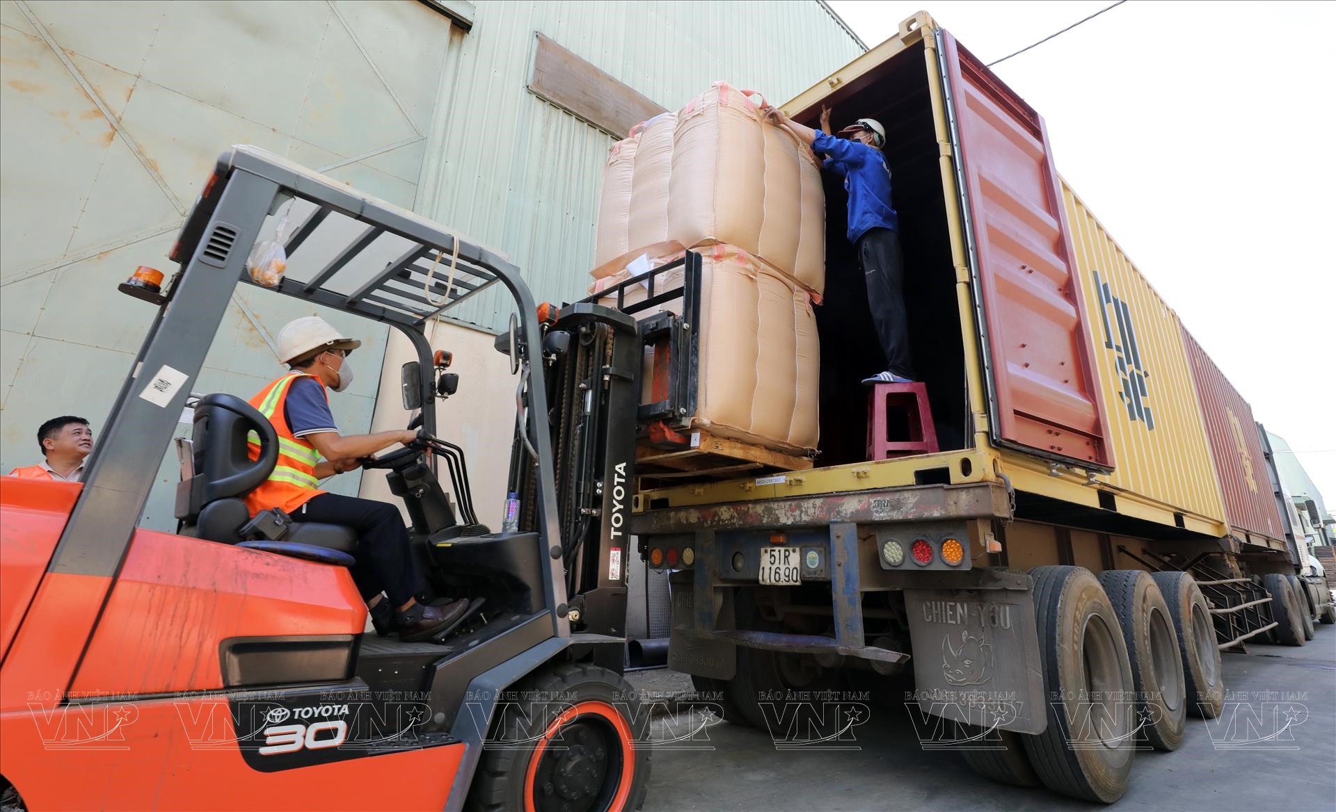 Quy trình xếp hàng cà phê đóng bao lên container được gia cố cẩn thận, giúp tối ưu diện tích thùng xe, đảm bảo an toàn và đúng tiến độ giao hàng cho doanh nghiệp Van-chuyen-hang-ca-phe-dong-bao-an-toan-bang-xe-dau-keo-container