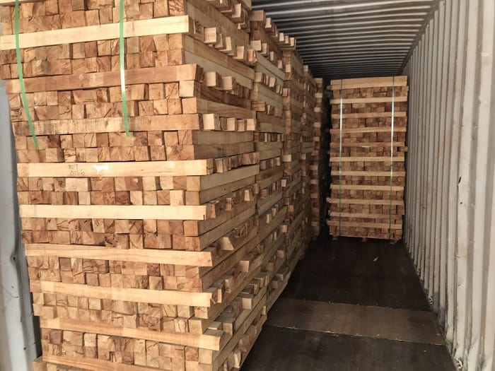 Dịch vụ vận chuyển hàng gỗ đi Kon Tum bằng xe container kín chống nước, lót sàn chèn lót kỹ lưỡng, bảo vệ nguyên vẹn bề mặt gỗ công nghiệp và gỗ tự nhiên. Van-chuyen-hang-go-di-Kon-Tum-bang-xe-container-dam-bao-an-toan-tuyet-doi