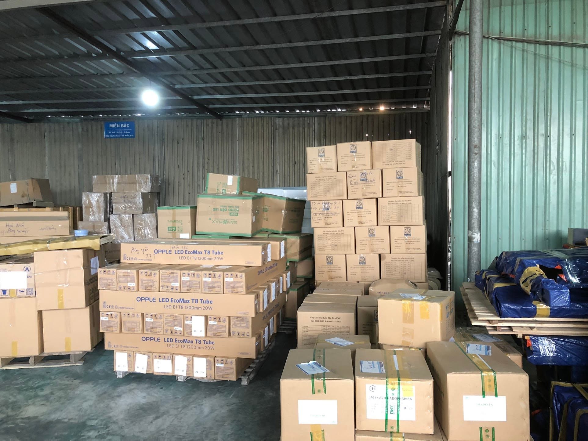 Container 40 feet chở hàng tiêu dùng đóng thùng carton, tận dụng tối đa không gian lưu trữ, giúp doanh nghiệp tiết kiệm chi phí vận chuyển từ Bình Dương đi các tỉnh miền Trung an toàn. Container-40-feet