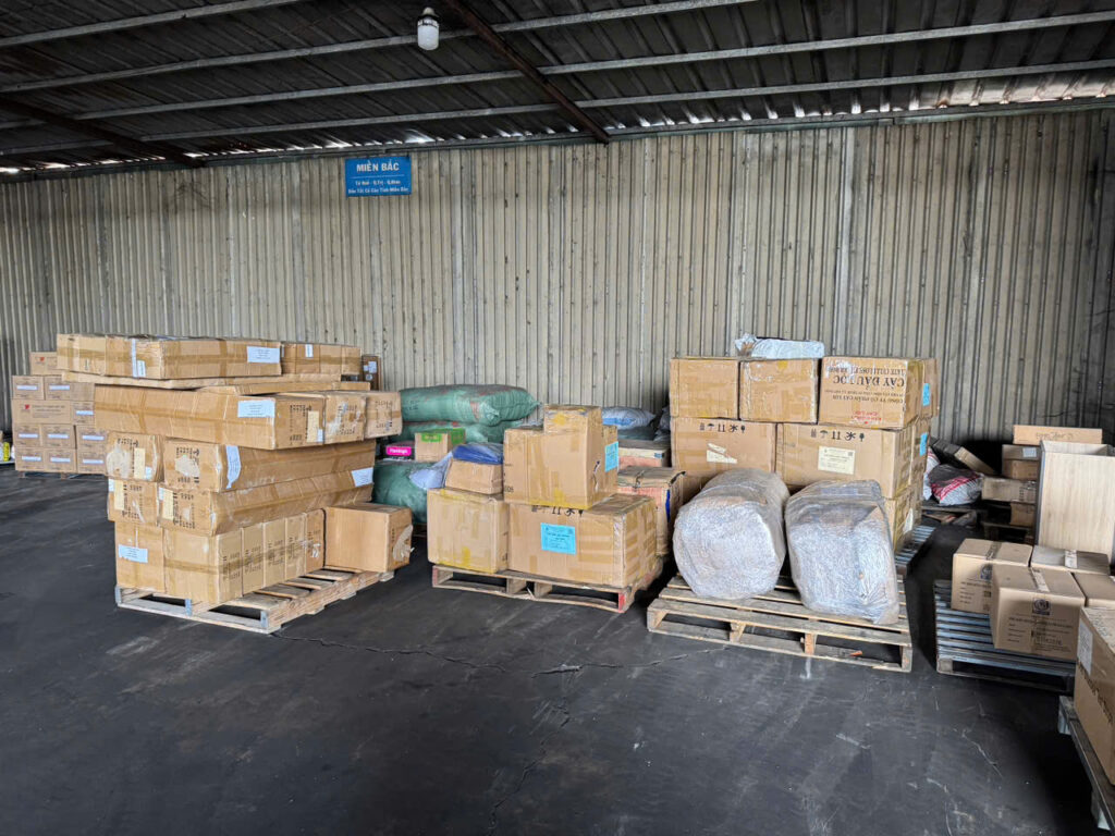 Xe tải 15 tấn thường xuyên vận chuyển hàng tiêu dùng, hàng công nghiệp, nguyên liệu sản xuất, hàng đóng pallet và hàng thương mại từ Tây Ninh đi Thanh Hóa đúng tiến độ. hang-hoa-thuong-xuyen-van-chuyen-tu-tay-ninh-di-thanh-hoa-bang-xe-tai-15-tan