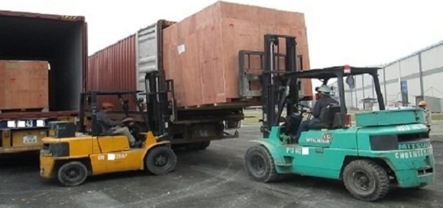 Dịch vụ vận chuyển hàng máy móc thiết bị đi hà tĩnh bằng xe container chuyên dụng giúp bảo vệ hoàn hảo các linh kiện cơ khí khỏi mưa gió, bụi bẩn suốt hành trình Quy-trinh-boc-xep-va-van-chuyen-hang-may-moc-thiet-bi-di-ha-tinh-chuyen-nghiep