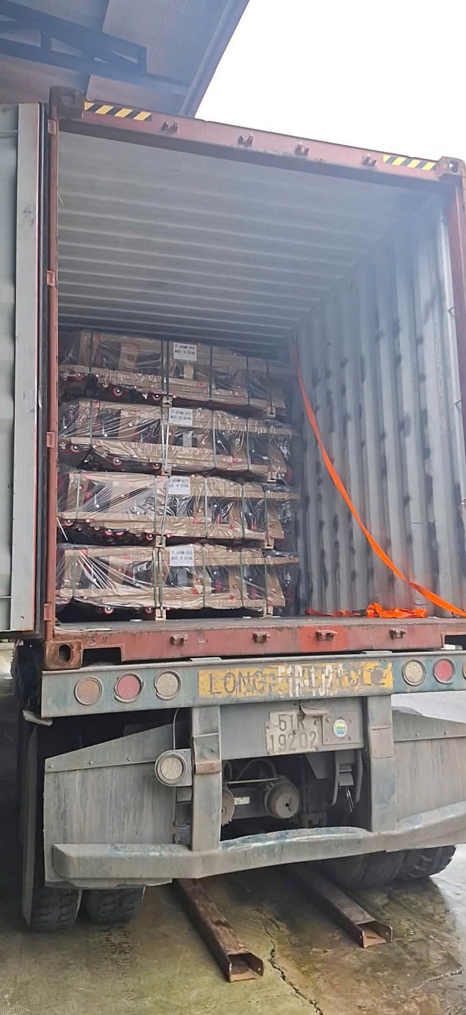 Lựa chọn đơn vị có kinh nghiệm chở hàng phụ tùng công nghiệp giúp đảm bảo linh kiện được phân loại, cố định chắc chắn trên xe và không bị va đập khi chạy đường dài. Cam-ket-giao-hang-dung-hen-cho-hang-phu-tung-cong-nghiep-di-Nghe-An