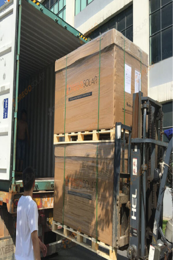 Dịch vụ vận chuyển pin năng lượng mặt trời bằng xe đầu kéo container chuyên nghiệp, cam kết chằng buộc cẩn thận, bảo vệ hàng an toàn tuyệt đối và giao đúng hẹn. Van-chuyen-pin-nang-luong-mat-troi-bang-xe-dau-keo-container-an-toan-tuyet-doi