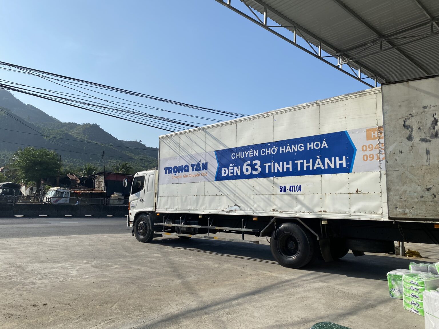 Dịch vụ xe tải 8 tấn cung cấp đa dạng loại thùng xe, đáp ứng nhu cầu vận chuyển từ hàng tiêu dùng, máy móc đến vật tư xây dựng. Hàng hóa được sắp xếp phù hợp và vận chuyển an toàn trên suốt hành trình. nhieu-loai-thung-xe-phu-hop-voi-tung-nhu-cau-van-chuyen-hang-hoa-khac-nhau