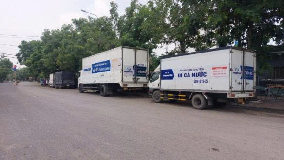 Tùy theo đặc điểm hàng hóa, xe tải 8 tấn thùng kín hoặc thùng bạt sẽ được bố trí phù hợp, bảo đảm an toàn, thuận tiện bốc dỡ và tối ưu hiệu quả vận chuyển. da-dang-loai-thung-dap-ung-yeu-cau-van-chuyen-nhieu-nhom-hang