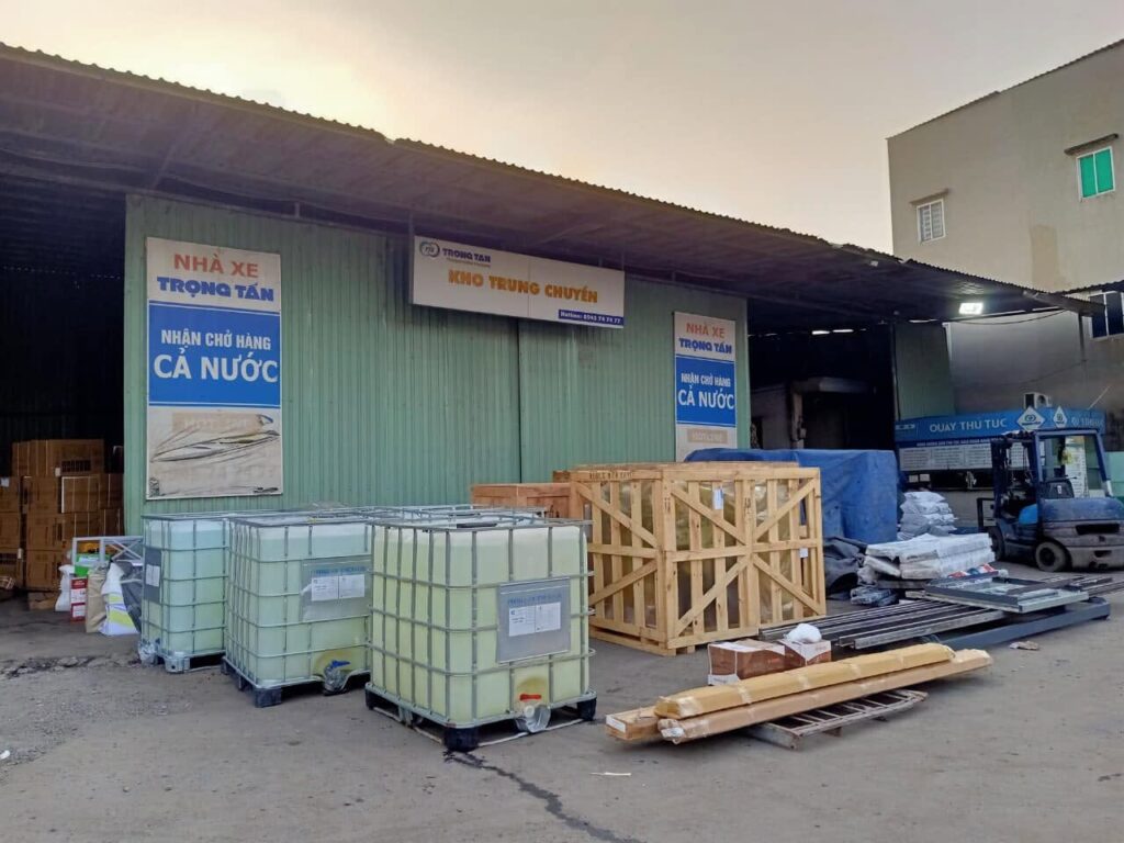 Nhân viên kiểm tra quy cách đóng gói, phân loại và gia cố hàng hóa trước khi vận chuyển từ Tây Ninh đi Cao Bằng, đảm bảo an toàn trong suốt hành trình. kiem-tra-dong-goi-hang-hoa-ky-luong-truoc-van-chuyen-tay-ninh-di-cao-bang